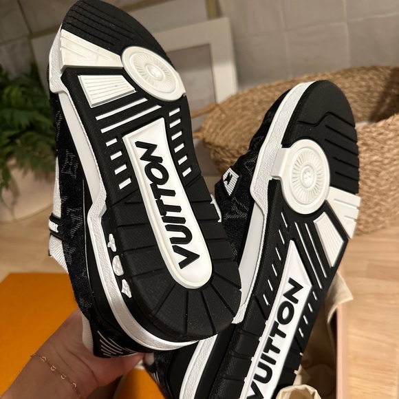 Louis Vuitton Trainer Sneaker - Picture 5 of 11